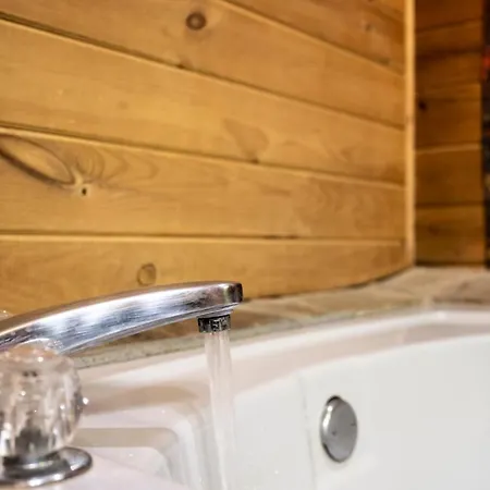Romantic Log Cabin With Hot Tub Pigeon Forge Exterior photo
