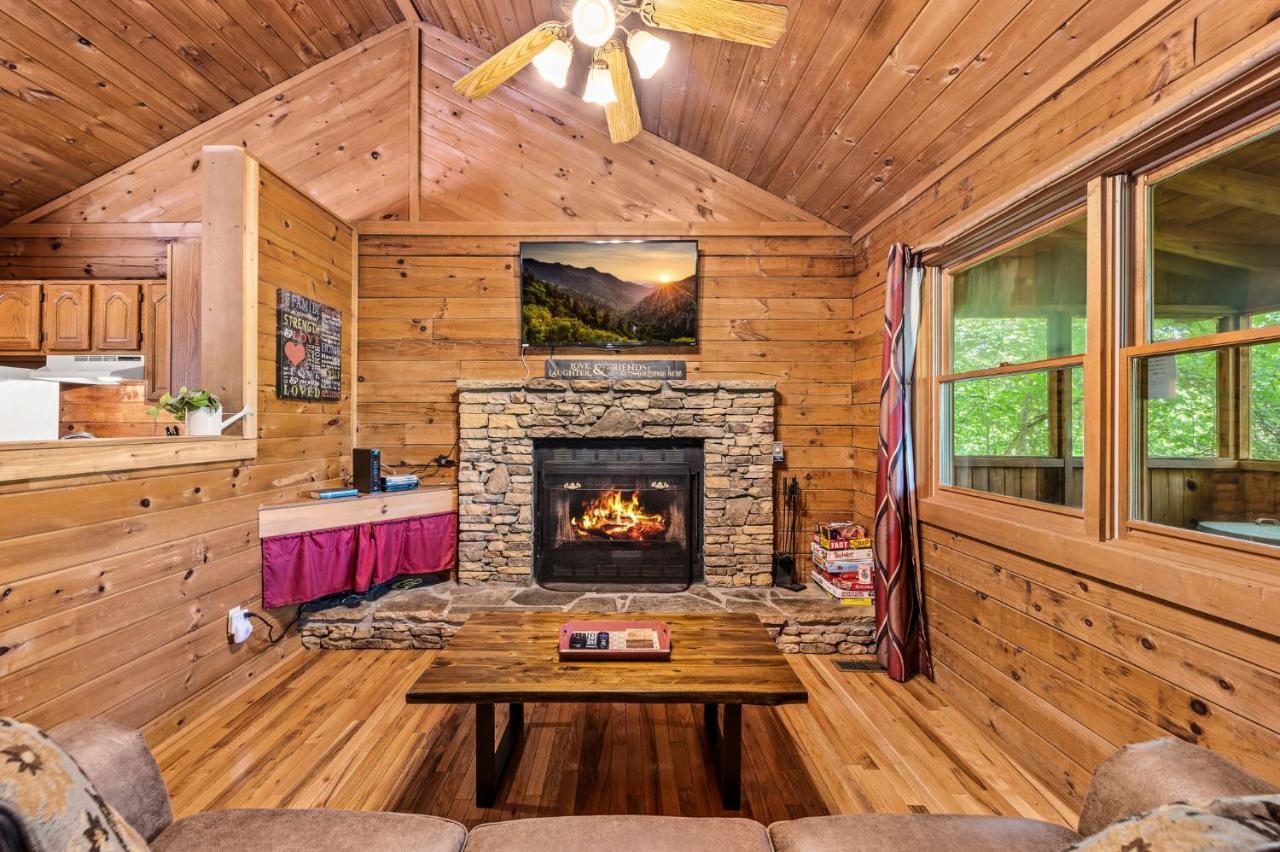Holiday home Romantic Log With Hot Tub *
