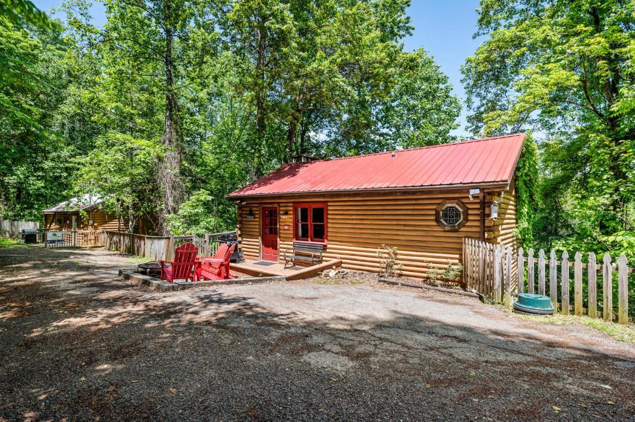 Romantic Log With Hot Tub * Pigeon Forge